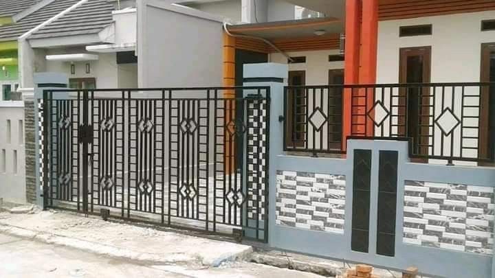 Pagar besi minimalis modern dengan desain simetris di depan rumah, menunjukkan kekuatan dan nilai estetika sebagai investasi jangka panjang.
